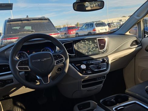 Used 2024 Chrysler Pacifica Touring-L w/ Road Tripper Package FWD image 8