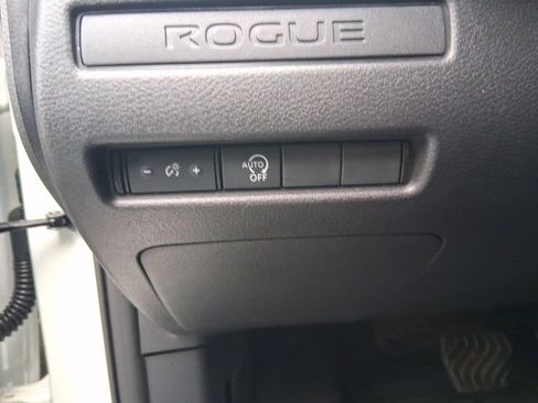Used 2024 Nissan Rogue S image 17