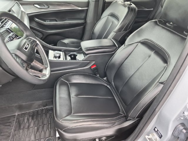 Used 2024 Jeep Grand Cherokee Limited AWD/4WD image 16