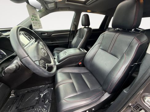 Used 2019 Toyota Highlander SE image 10
