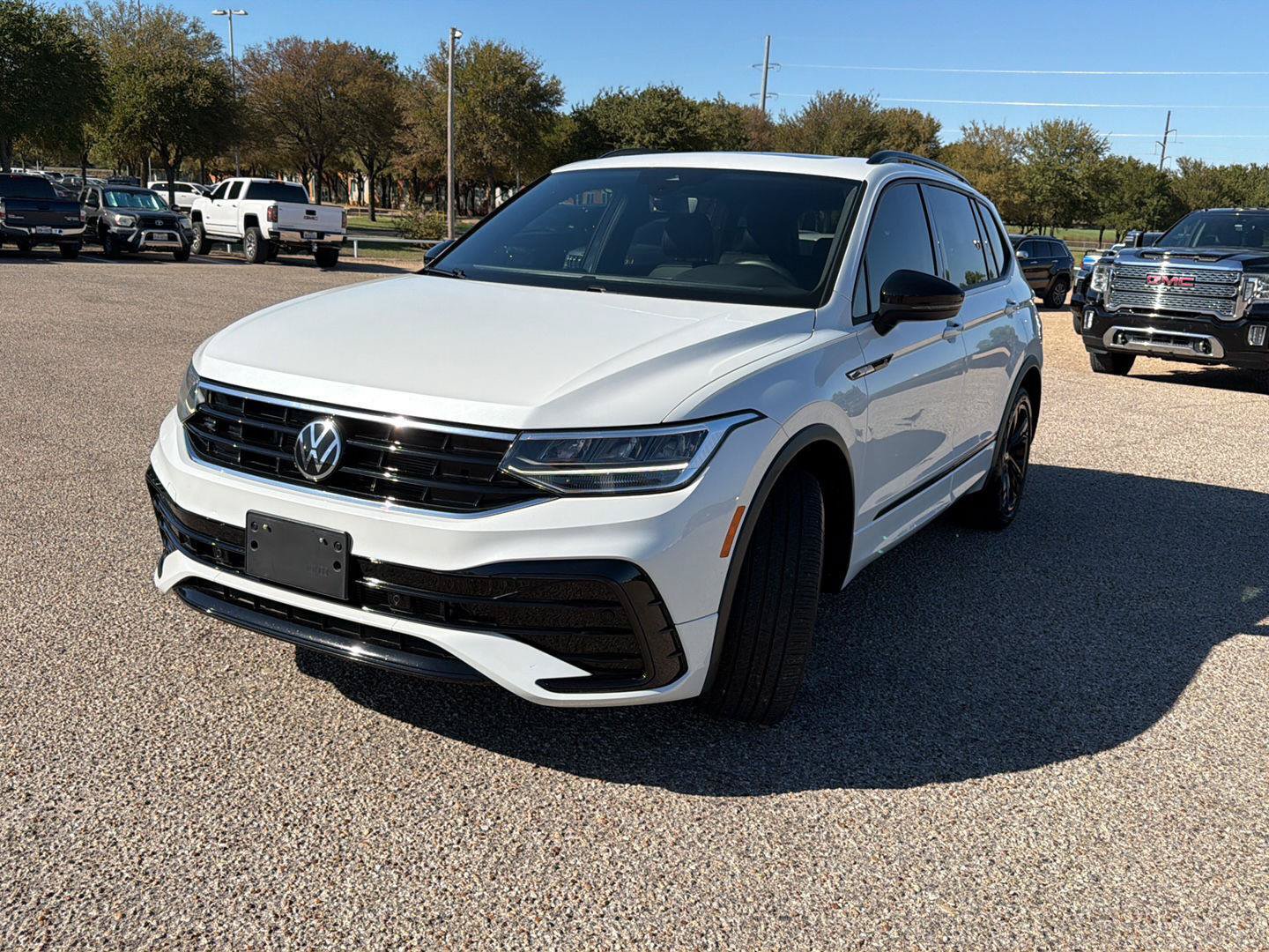 Used 2024 Volkswagen Tiguan SE R-Line FWD image 3