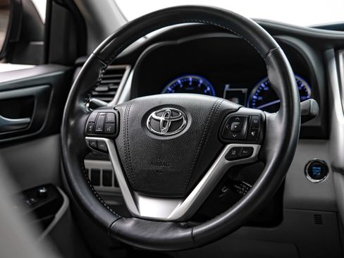 Used 2018 Toyota Highlander XLE FWD image 11