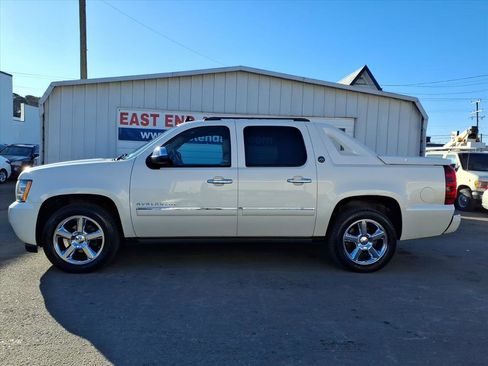 Used 2013 Chevrolet Avalanche LTZ image 2