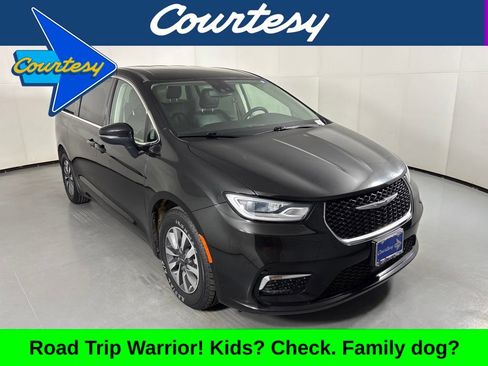 Used 2023 Chrysler Pacifica Touring-L FWD image 1
