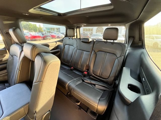 Used 2023 Jeep Wagoneer Series III w/ Premium Group I AWD/4WD image 26