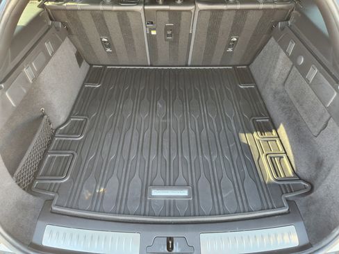 Certified 2022 Land Rover Range Rover Velar R-Dynamic S image 33