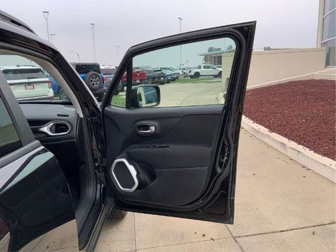 Used 2018 Jeep Renegade Latitude w/ Cold Weather Group image 22