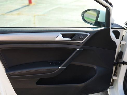 Used 2016 Volkswagen Golf SE image 11