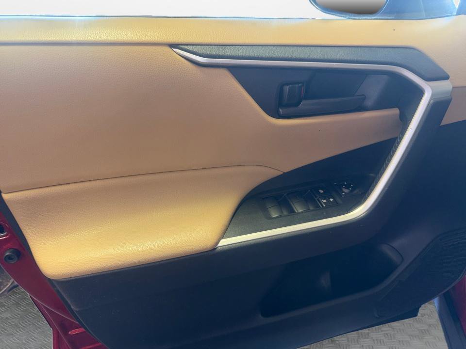 Certified 2021 Toyota RAV4 LE AWD/4WD image 36