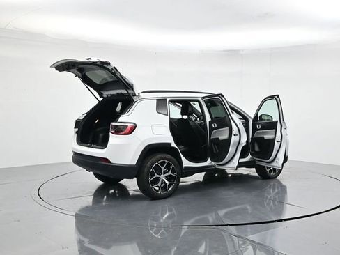 Used 2024 Jeep Compass Latitude image 48