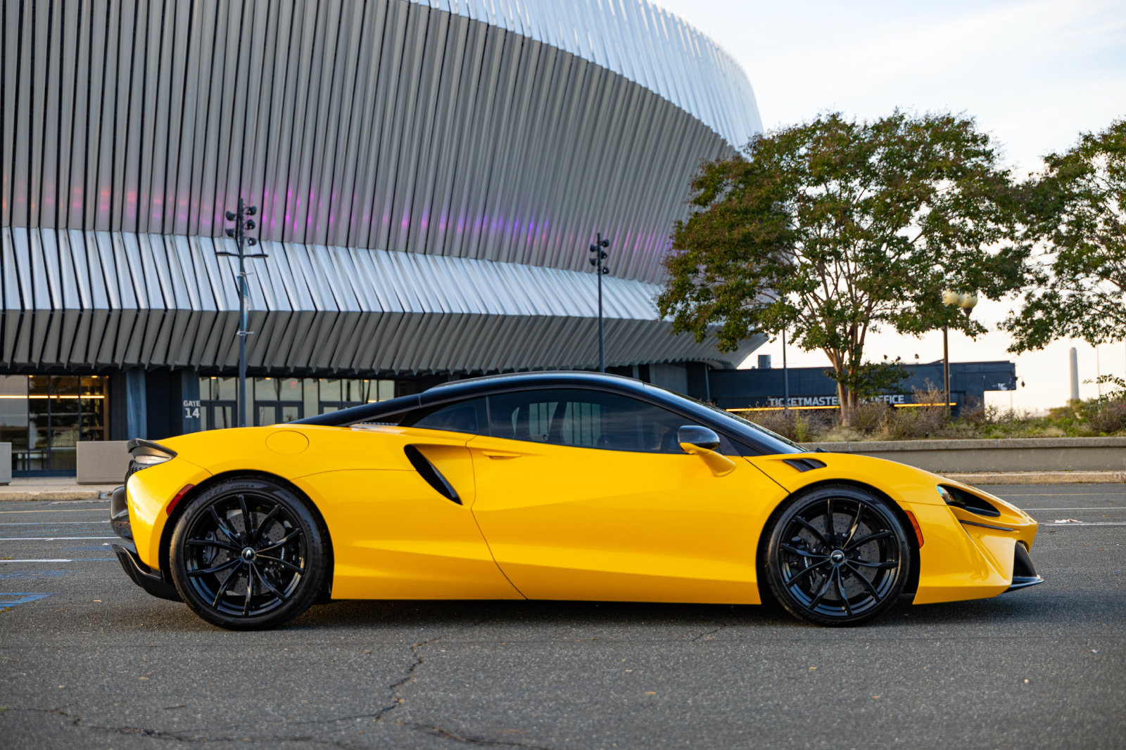 Used 2023 McLaren Artura RWD image 7