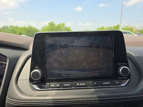 Used 2023 Nissan Rogue SV image 9