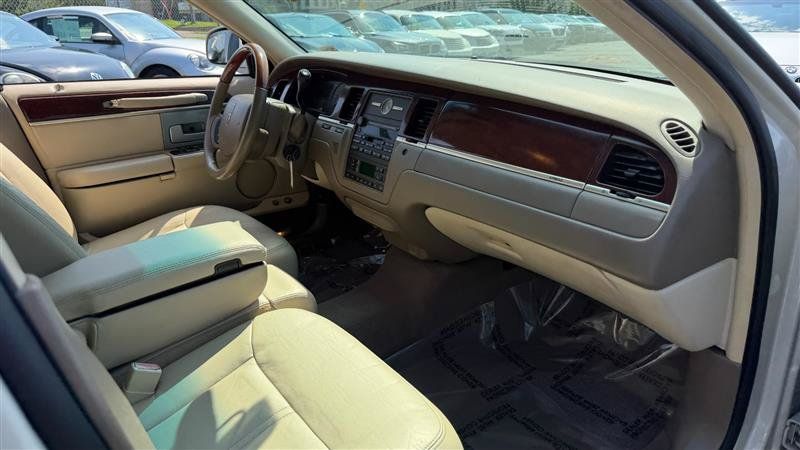 Used 2005 Lincoln Town Car Signature Limited RWD image 11