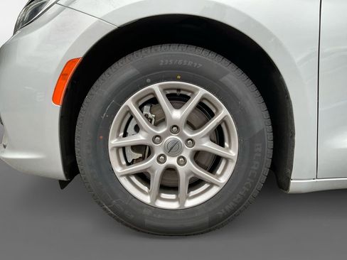 Used 2024 Chrysler Pacifica Touring-L image 13