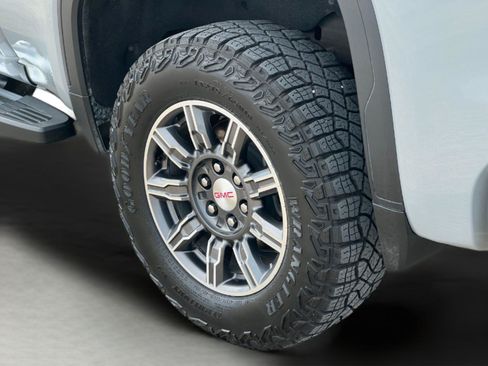 Used 2024 GMC Sierra 1500 AT4 w/ Technology Package AWD/4WD image 12