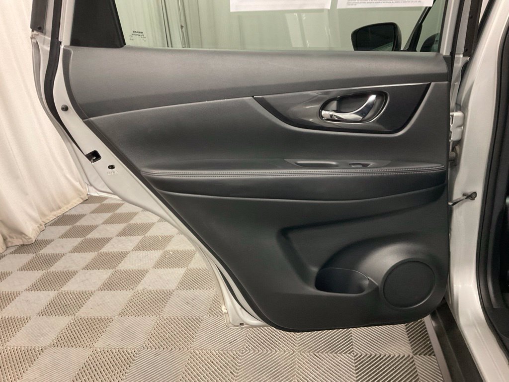 Used 2017 Nissan Rogue SV FWD image 33