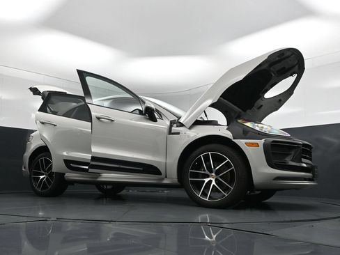 Used 2025 Porsche Macan AWD/4WD image 34