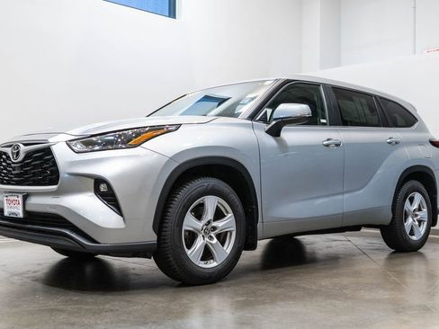 Used 2024 Toyota Highlander LE AWD/4WD image 3
