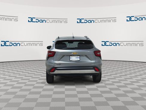 Used 2024 Chevrolet Trax LT w/ Sunroof Package image 7