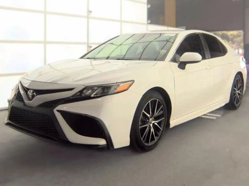 Used 2021 Toyota Camry SE FWD image 3