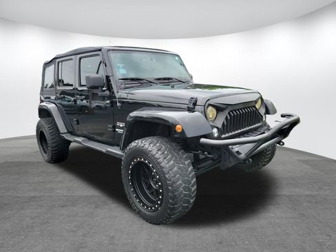 Used 2016 Jeep Wrangler Unlimited Sahara w/ Connectivity Group AWD/4WD image 16