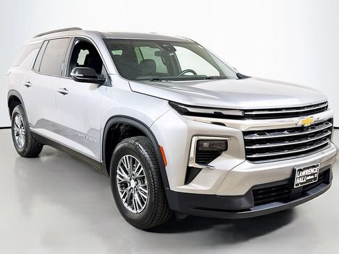 Certified 2025 Chevrolet Traverse LT FWD image 3