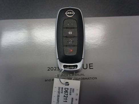 Used 2023 Nissan Rogue SV image 16