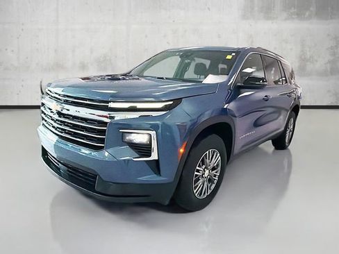 Used 2025 Chevrolet Traverse LT image 1