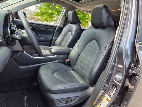 Used 2025 Toyota Highlander XLE AWD/4WD image 7