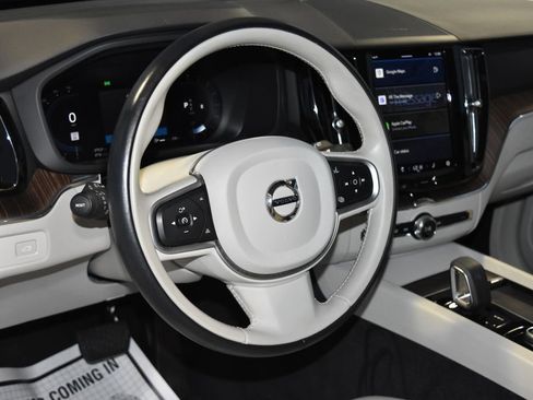 Used 2022 Volvo XC60 B5 Momentum image 2
