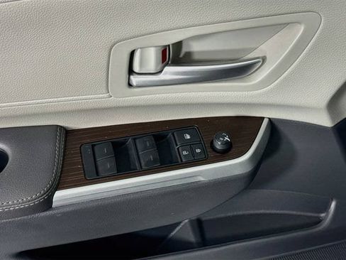 Certified 2024 Toyota Sienna XLE FWD image 19