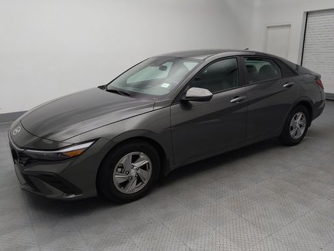 Used 2025 Hyundai Elantra SE FWD image 2