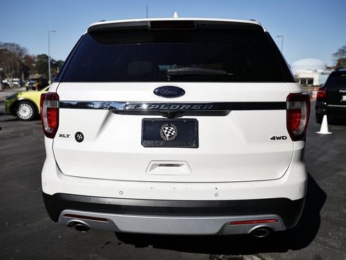 Used 2017 Ford Explorer XLT w/ Equipment Group 202A image 9