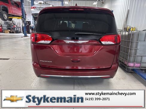 Used 2019 Chrysler Pacifica Touring-L image 9