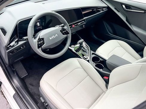 Used 2025 Kia Niro EX image 16