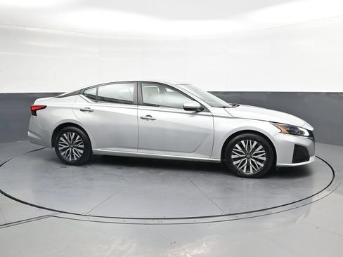 Used 2023 Nissan Altima 2.5 SV FWD image 4