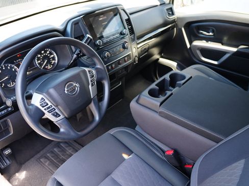 Used 2022 Nissan Titan SV image 8