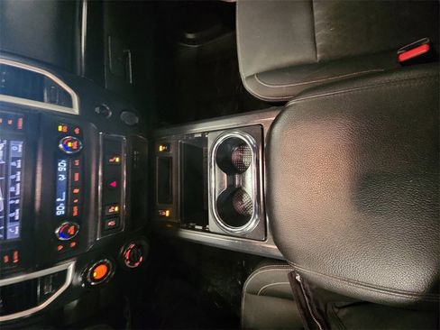 Used 2019 Nissan Titan SV w/ SV Convenience Package image 21