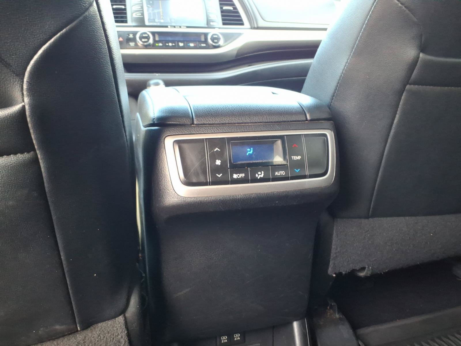 Used 2017 Toyota Highlander SE AWD/4WD image 16