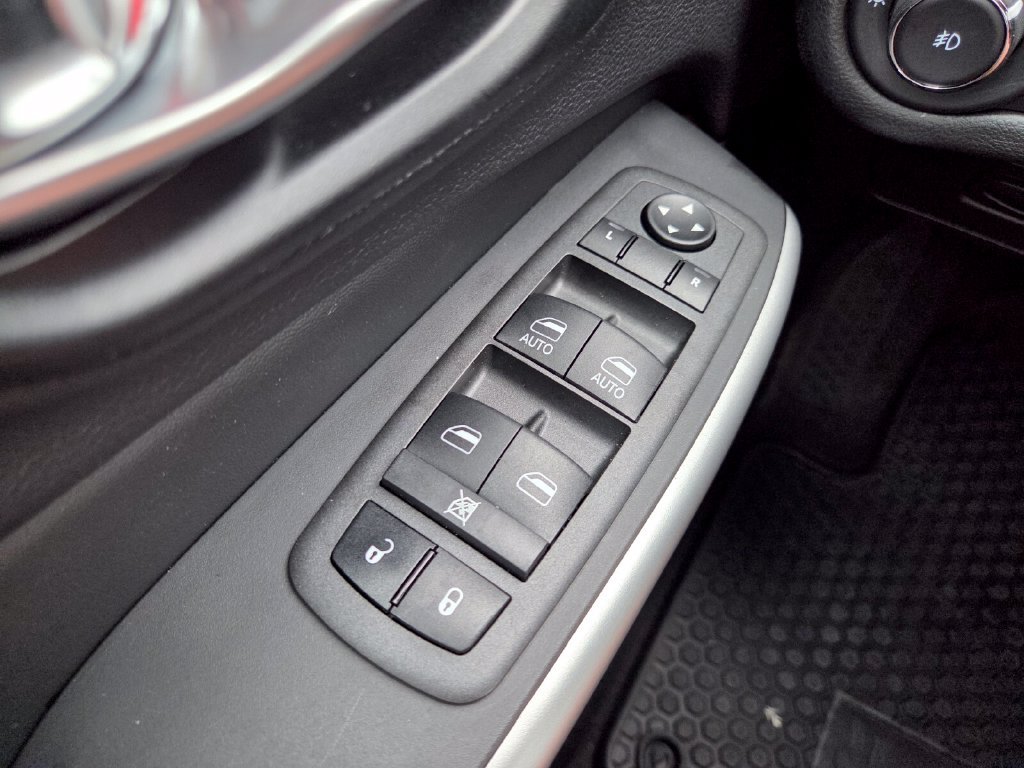 Certified 2022 Jeep Cherokee Latitude w/ Sun & Sound Group AWD/4WD image 22