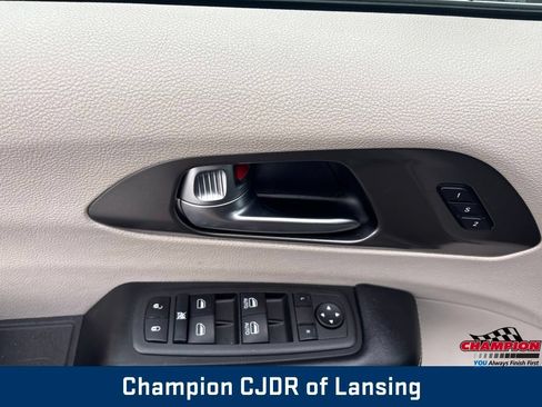 Used 2022 Chrysler Pacifica Touring-L FWD image 15