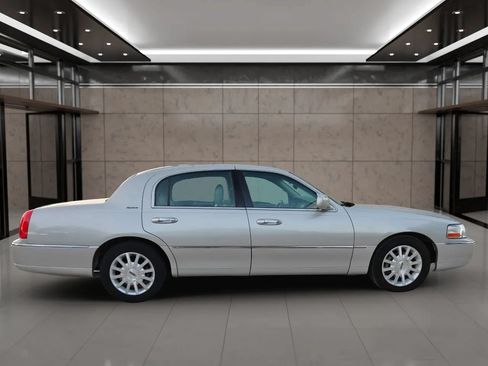 Used 2007 Lincoln Town Car Signature RWD image 22