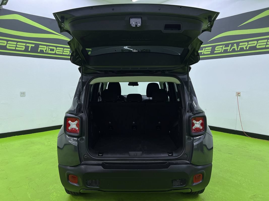 Used 2023 Jeep Renegade Latitude AWD/4WD image 9