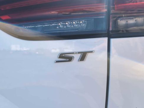 Used 2023 Buick Envision Essence w/ Sport Touring Package image 31