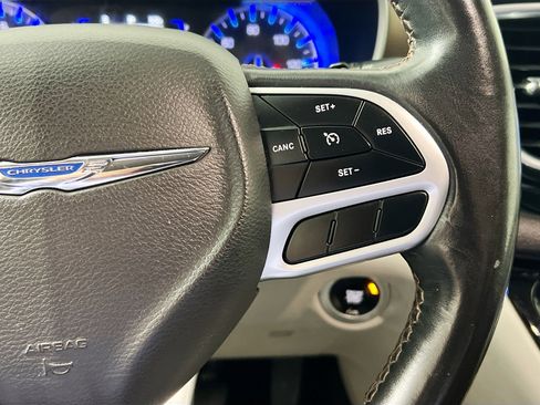 Used 2018 Chrysler Pacifica Touring-L image 19