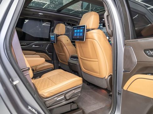 Used 2024 Cadillac Escalade Premium Luxury AWD/4WD image 38