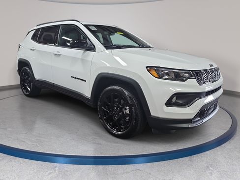 Used 2026 Jeep Compass Latitude AWD/4WD image 3