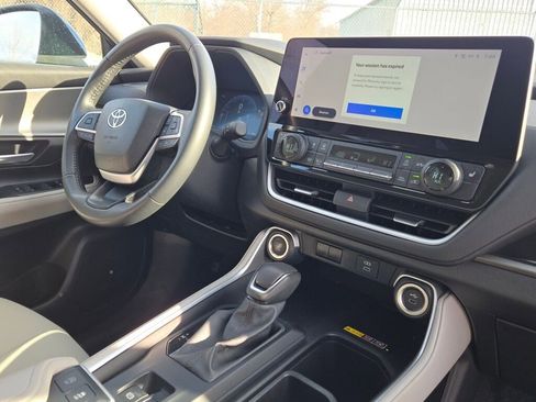 Used 2024 Toyota Grand Highlander XLE image 8