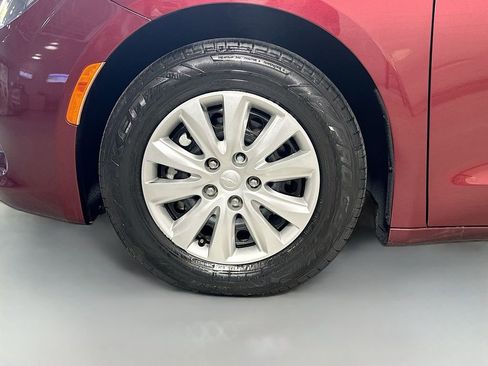 Used 2019 Chrysler Pacifica L FWD image 32