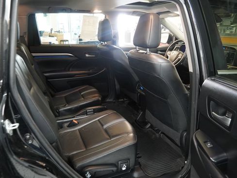 Used 2017 Toyota Highlander SE image 23